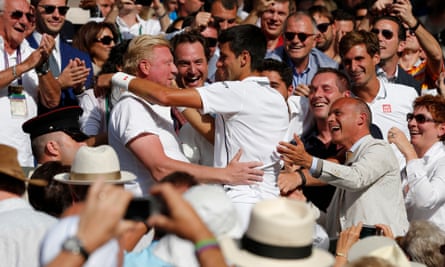 Novak Djokovic merayakan dengan Boris Becker di kotak pemain setelah memenangkan final putra di Wimbledon pada 2014.