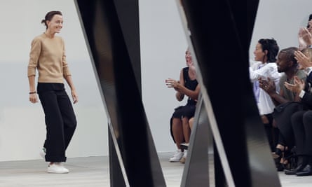 La créatrice de mode britannique Phoebe Philo dans ses Stan Smith à la fin du défilé de la collection prêt-à-porter printemps-été 2015 de Céline, à Paris, en septembre 2015.