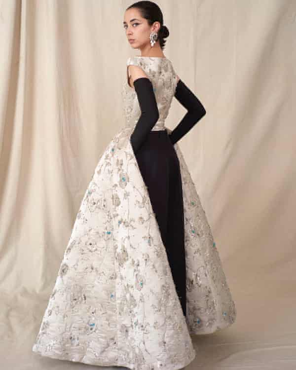 Una de las creaciones de alta costura de Demna Gvasalia modelada en París
