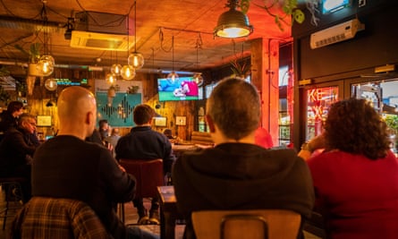 Les fans regardent le match Iran vs Angleterre au pub King of Prussia à Finchley