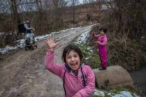 Children near the Croatian border