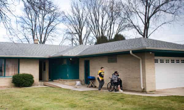 McFarlane az új otthona előtt a fiával.