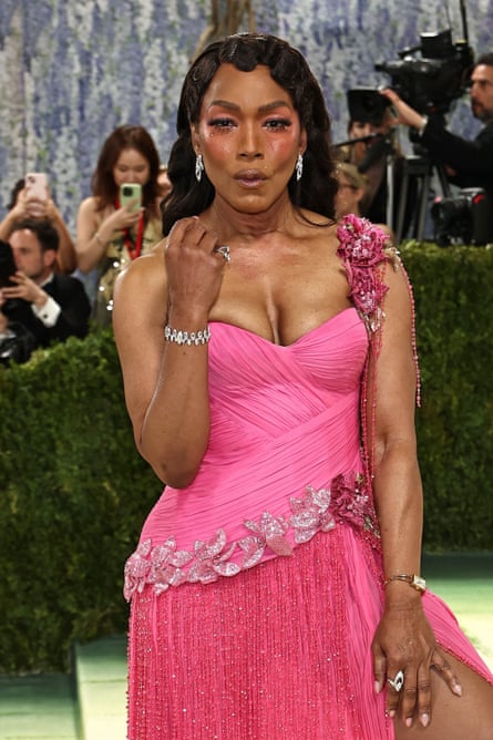 Angela Bassett in a bright pink strapless gown