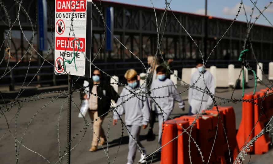 Unaccompanied immigrant children deported from the US walk toward Mexico on 22 January.