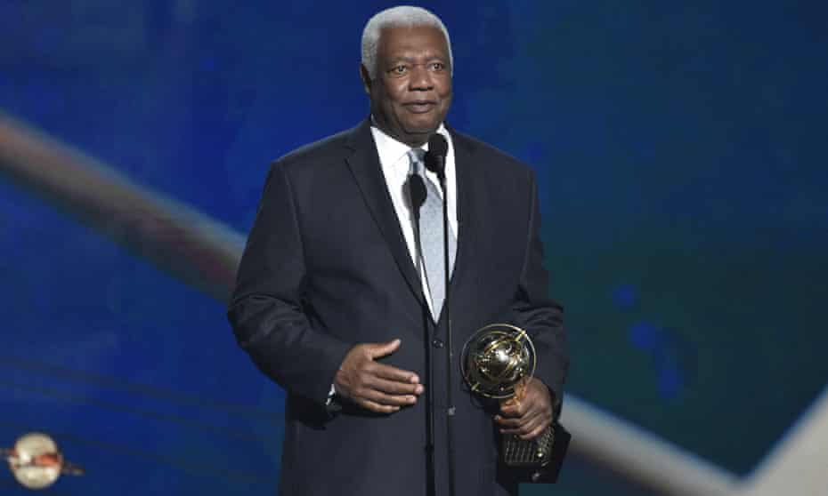 Oscar  Robertson accepts the lifetime achievement award at the NBA Awards on Monday