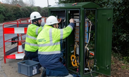 Les ingénieurs de BT Openreach travaillent sur une armoire à fibre Internet haut débit dans la rue