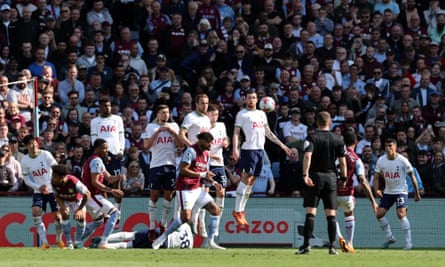Douglas Luiz lève un coup franc sur le mur de Tottenham pour donner à Villa une avance de 2-0.