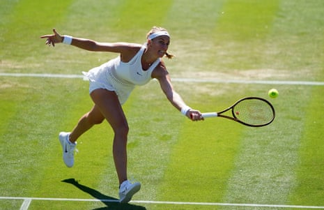 Petra Kvitova beraksi melawan Aliaksandra Sasnovich (tidak ada dalam foto) pada hari kelima Wimbledon 2023