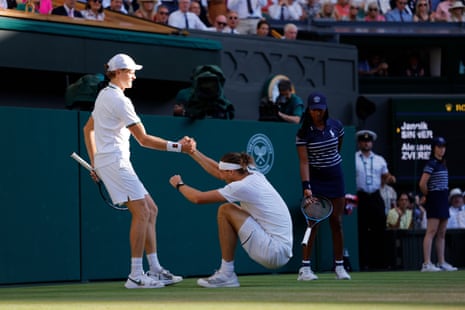 Zverev é ajudado por Sinner após escorregar.