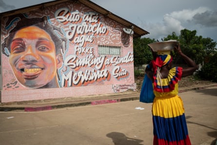 Around San Basilio, there is graffiti depicting Afro-descendant people with words or phrases in the Palenque language as a way of appropriating the Palenque language