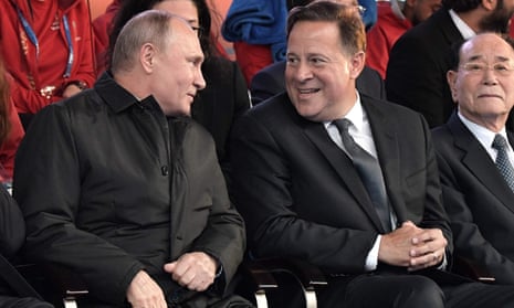 Juan Carlos Varela talks to Vladimir Putin at a gala in Red Square