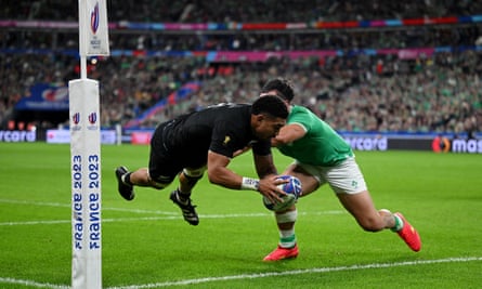 Ardie Savea dives over for New Zealand’s second try