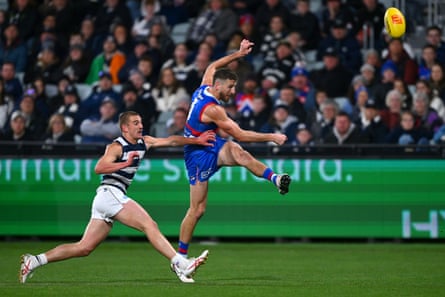 Marcus Bontempelli kicks the ball