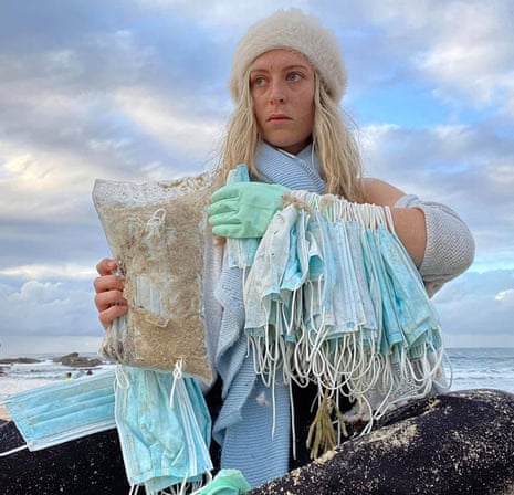 Aliy Potts helped to clear Coogee Beach on Wednesday morning after hundreds of face masks washed up.