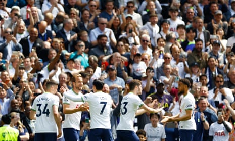 Harry Kane dari Tottenham Hotspur merayakan gol pertama mereka dengan rekan setimnya melawan Brentford.