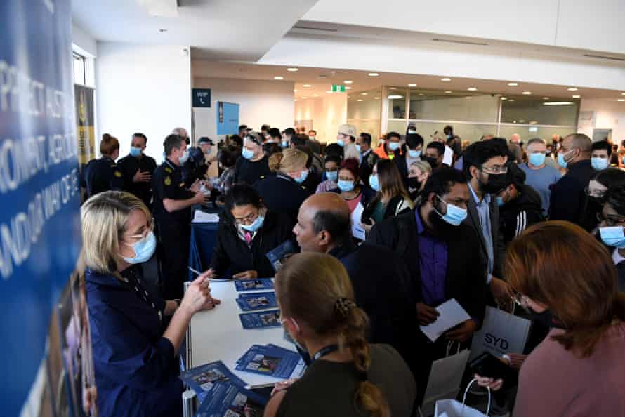 Donuts, baggage and petrol coupons: corporations provide sweeteners to lure staff to work on the airport | Airline