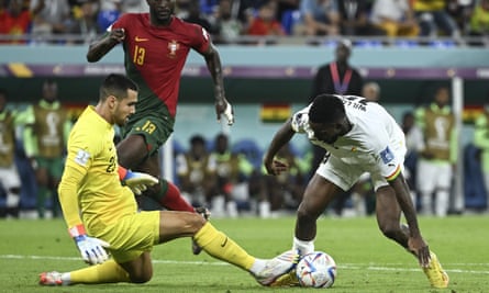 Diogo Costa competes with Iñaki Williams during the match between Portugal and Ghana.