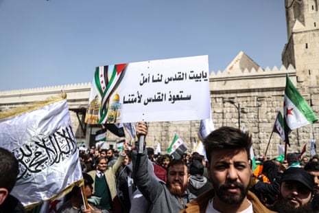 शुक्रवार की नमाज के बाद लोग फिलिस्तीनी झंडे लेकर सीरिया के दमिश्क में ऐतिहासिक उमय्यद मस्जिद में इकट्ठा हुए