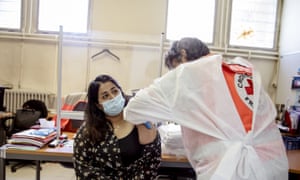 En Seine-Saint-Denis appauvrie, le taux de vaccination est passé du plus bas de France à bien au-dessus de la moyenne nationale en quelques semaines, notamment avec l'ouverture de centres temporaires pour toucher les personnes qui vivent et travaillent.
