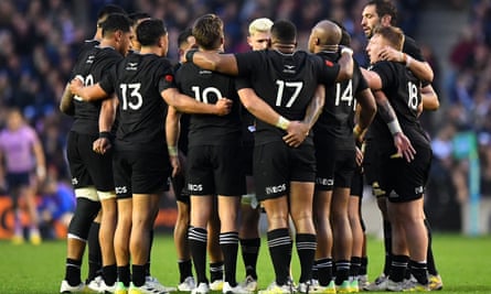 Les joueurs néo-zélandais se rassemblent lors de leur match contre l'Ecosse