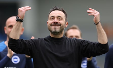 Brighton manager Roberto De Zerbi celebrates.