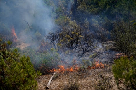Fumaça e chamas sobem durante um incêndio florestal em San Martin de Valdeiglesias, uma cidade da Comunidade de Madrid, na Espanha, em 26 de julho de 2026.