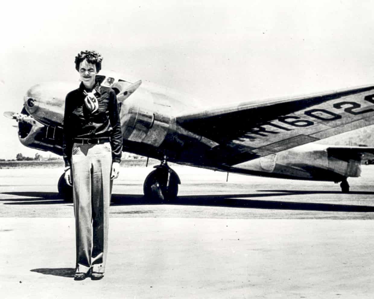 Amelia Earhart 1937-ci ilin iyulunda itkin düşdüyü Lockheed Electra təyyarəsinin qarşısında dayanır. Foto: Alamy