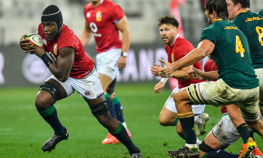 Maro Itoje escapes tackle from Eben Etzebeth