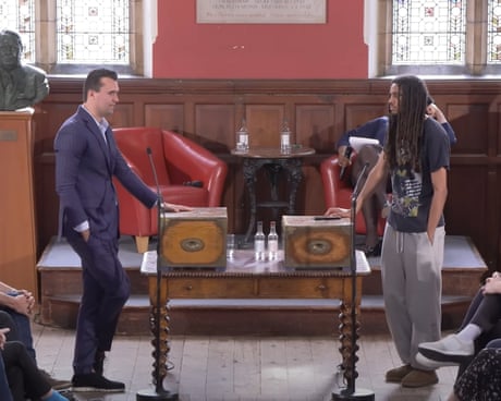 查理·柯克 (Charlie Kirk) 和喬治·阿巴羅尼 (George Abaraonye) 於 2025 年 5 月在牛津辯論社參加辯論