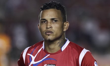 Henríquez before a match against Mexico in Panama City in 2013.