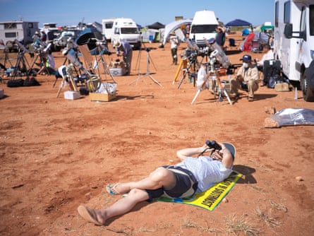 Ένας άνδρας περιηγείται στην ατμόσφαιρα λίγο πριν την ολική έκλειψη.