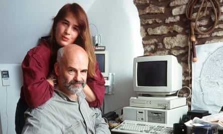Rhianna and Terry Pratchett at home in 1998.