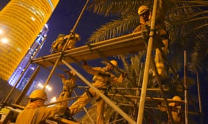 Des ouvriers du Népal ont installé des échafaudages pour le lancement du logo de la Coupe du monde. Ils commencent à travailler bien avant le lever du soleil pour éviter la chaleur.