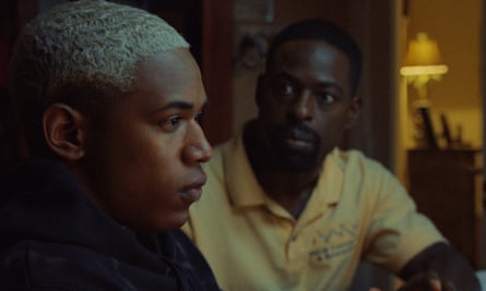 Kelvin Harrison Jr dan Sterling K Brown dalam Waves.