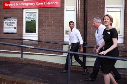 Rishi Sunak with health secretary Steve Barclay and the chief executive of NHS England, Amanda Pritchard, in County Durham in January.