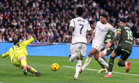 Jude Bellingham slots home his second goal after Vinícius Júnior’s shot was saved.