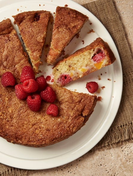 Gâteau aux noisettes, pêches et framboises de Yotam Ottolenghi.