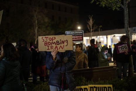 04 अप्रैल, 2026 को पश्चिम येरुशलम में ईरान पर अमेरिकी और इजरायली हमलों का विरोध करने के लिए इजरायली लोग हमलों की निंदा करने वाली तख्तियां लेकर पेरिस स्क्वायर पर इकट्ठा हुए और नारे लगाए।