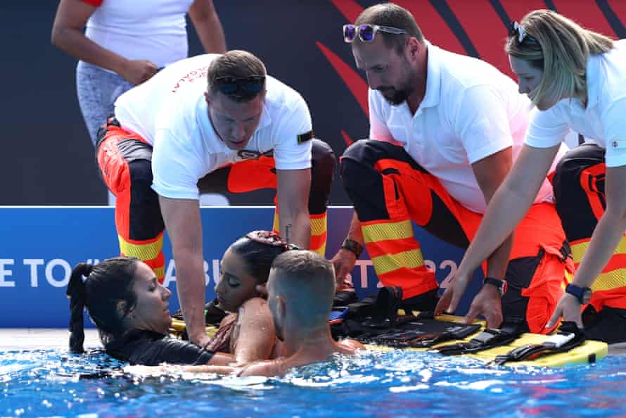 Alvarez is taken out of the pool and attended to by the medical team.