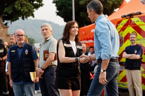 Sanchez shakes hands with Isabel Díaz Ayuso.