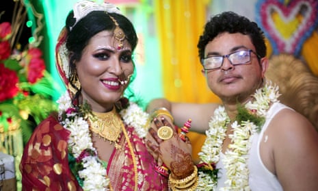 Tista Das (L) and groom Dipan Chakrabarty married in what’s thought to be the first transgender wedding in the Indian state of West Bengal. 