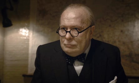 영화 '더케스트 아워'의 한 장면에서 올드맨은 윈스턴 처칠처럼 메이크업했다.
