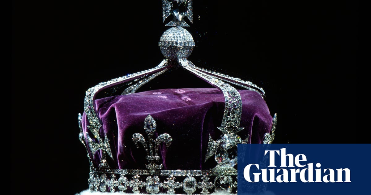new-tower-of-london-display-acknowledges-complex-history-of-crown-jewels