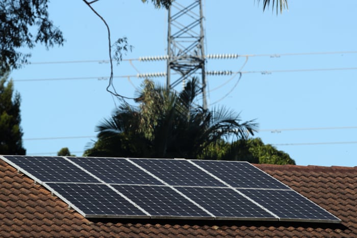 Energía solar: paneles solares en un techo en Brisbane.
