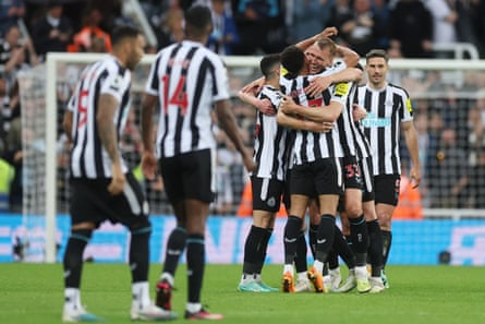 Newcastle merayakan setelah bermain imbang 0-0 di kandang melawan Leicester pada hari Senin.