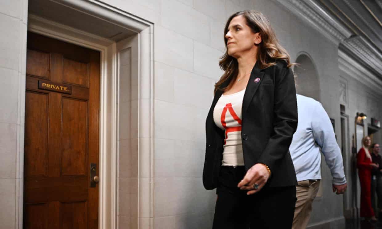 Key Republican wears scarlet ‘A’ T-shirt after vote to oust McCarthy (theguardian.com)