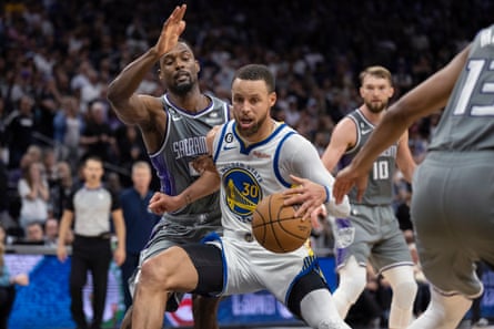 Stephen Curry a marqué 31 points alors que les Warriors remportaient le match 5 des Kings à Sacramento.