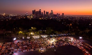 Thousands of people lined up in cars at the car park of Dodger Stadium for the Kozid-19 test.