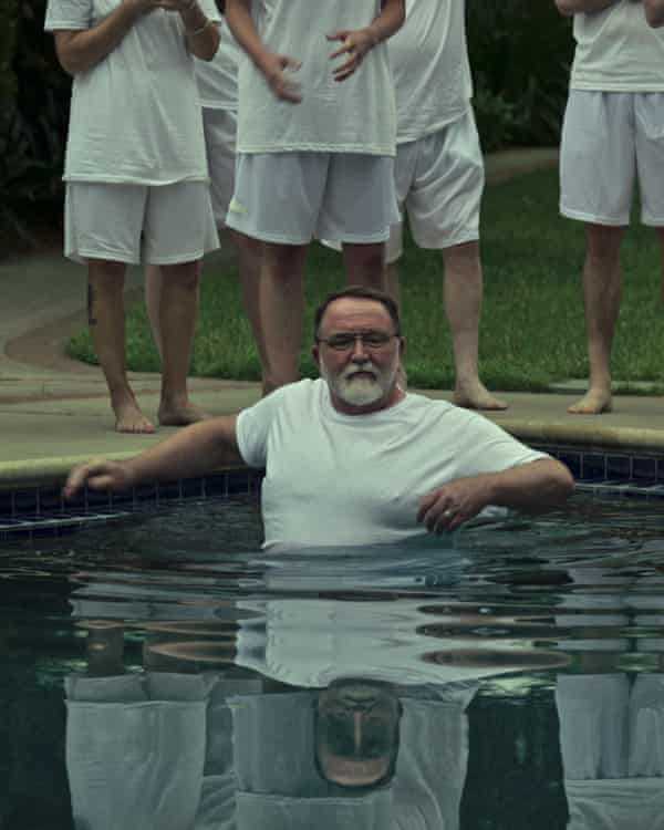 Keith Boyle joue Donald Cline, effectuant ici un baptême en immersion totale dans Notre Père.