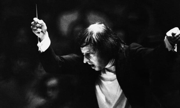 André Previn conducting his stage musical The Good Companions in 1974.